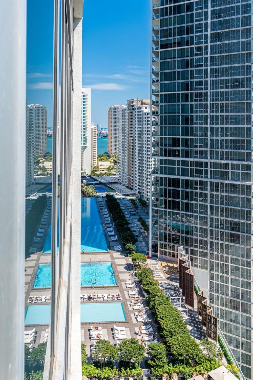 Stunning At Icon With Bay Views-pool-gym-spa Apartment Miami