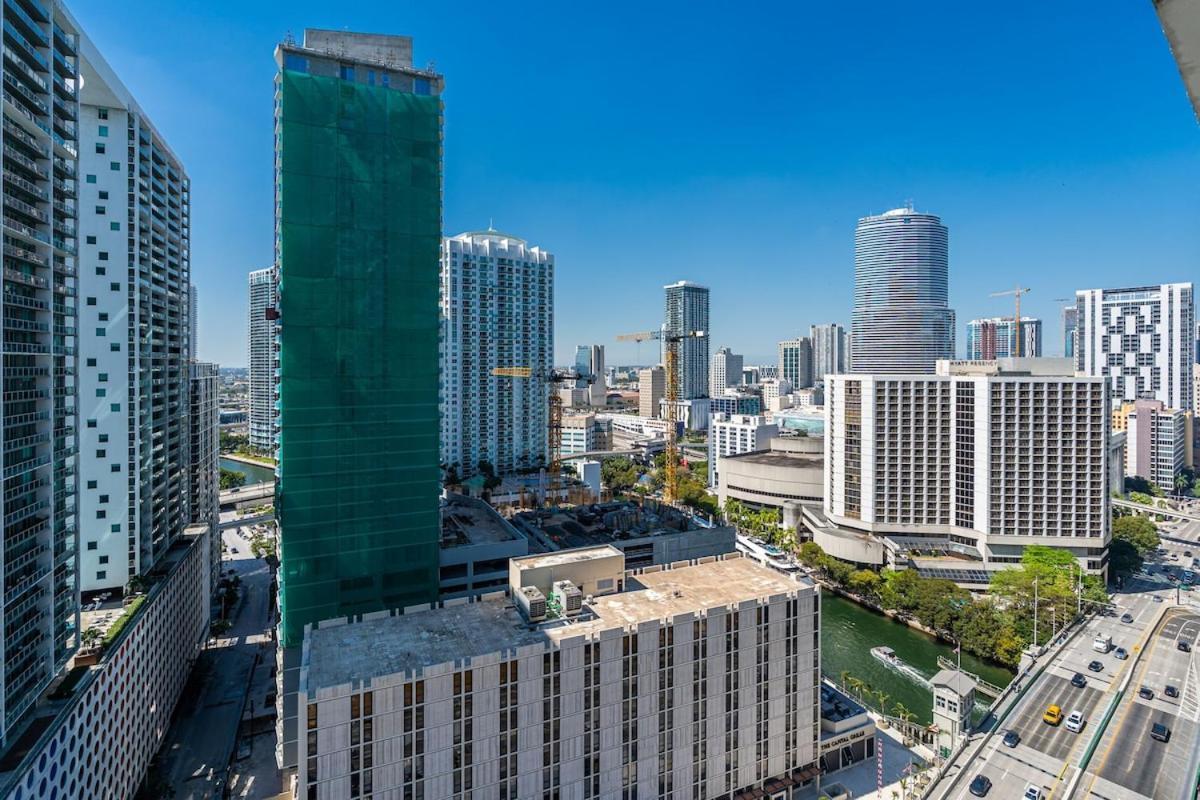 Stunning At Icon With Bay Views-pool-gym-spa Apartment Miami