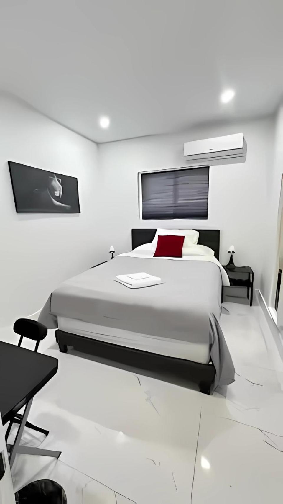 Cozy Private Room, Near The Airport - Free Parking - 01 Homestay
