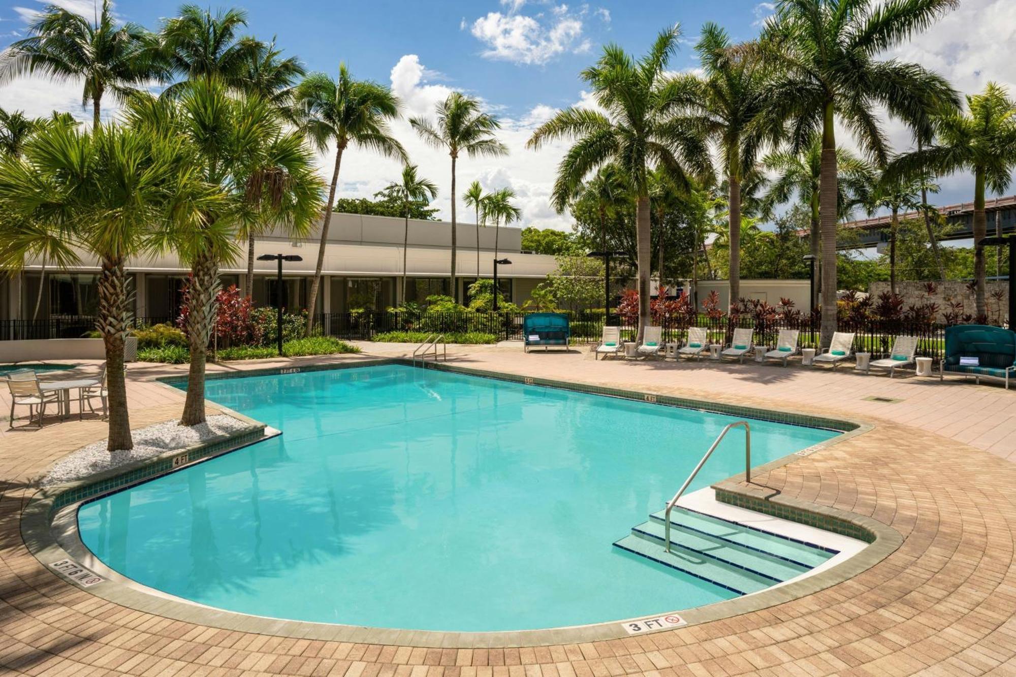 Hotel Courtyard By Marriott Airport