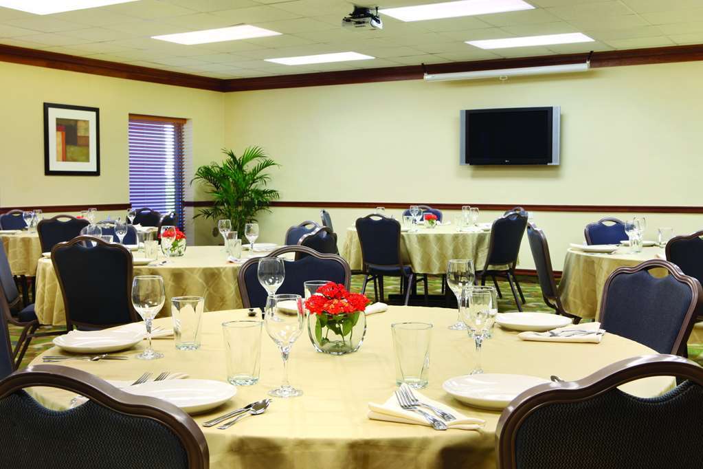 Hyatt House Airport 3*