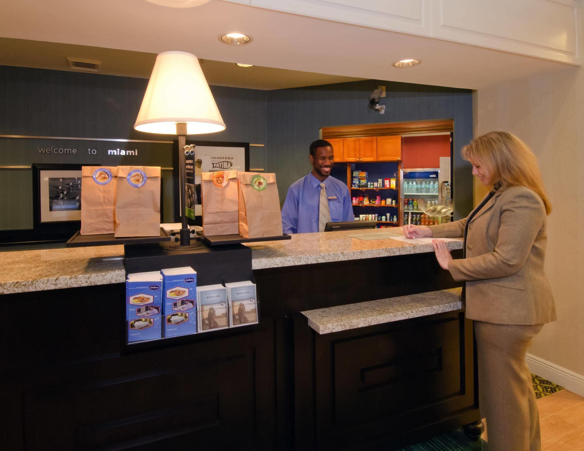 Hampton & Miami-doral Dolphin Mall Hotel 3*