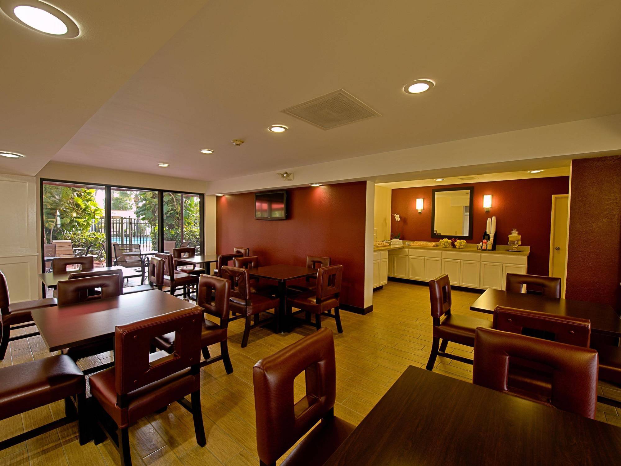 Red Roof Airport Hotel 2*