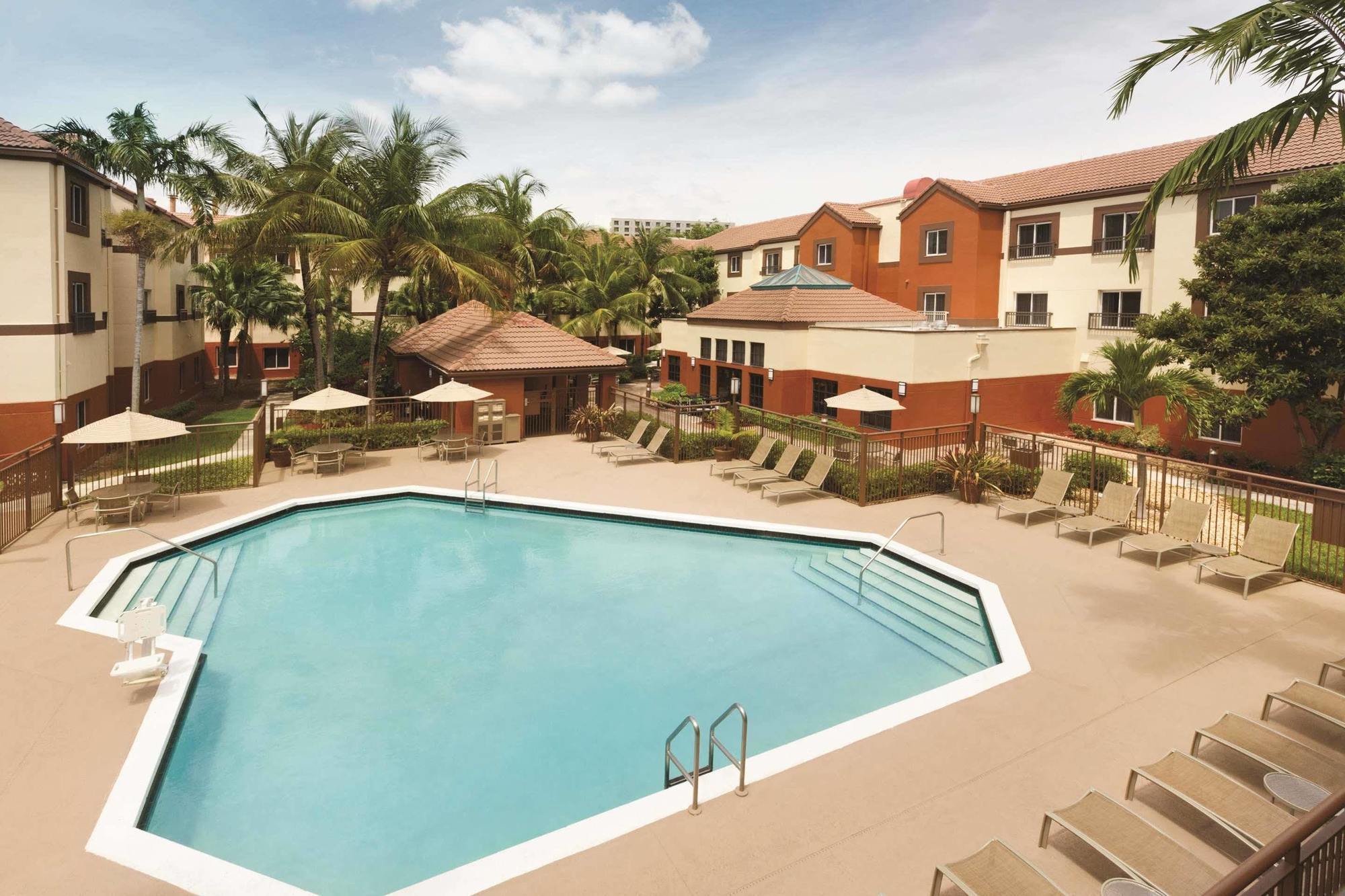 Hyatt House Airport Hotel 3*