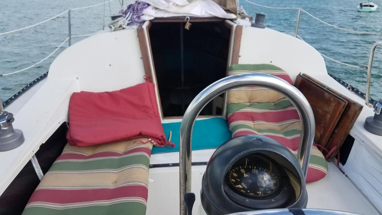 Classic Sailboat 30' Botel
