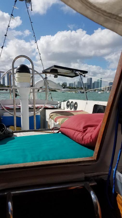 Botel Classic Sailboat 30' Miami